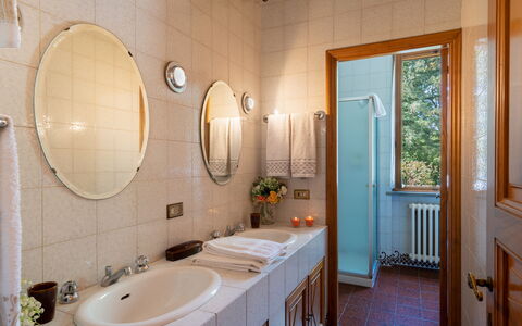 Villa Cinzia: Espejo, Grifo, Arreglo De Tubería, Lavabo, Lavabo Del Baño, Baño, Diseño De Interiores, Encendiendo, Arquitectura