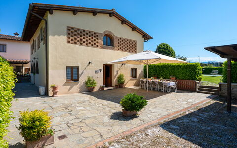 Villa Del Borgo: Casa, Arbusto, Casa, Puerta, Inmuebles, Cabaña, Jardín, Maceta, Casa De Campo, Yarda