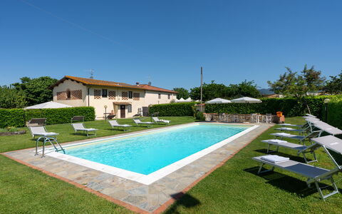Villa Del Borgo: Piscina, Inmuebles, Recurso, Hacienda, Villa, Jardín, Casa De Campo, Patio, Mueble Para Exteriores, Césped
