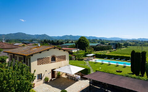 Villa Del Borgo: Recurso, Inmuebles, Hacienda, Paraguas, Jardín, Villa, Césped, Piscina, Mueble Para Exteriores, Hotel