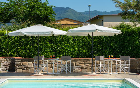 Villa Del Borgo: Paraguas, Mueble Para Exteriores, Mueble, Sombra, Piscina, Silla, Mesa Al Aire Libre, Recurso, Eco Hotel, Sunlounger