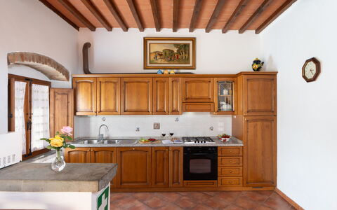Villa Del Borgo: Cocina, Mueble, Diseño De Interiores, Mostrador, Madera, Piso, Gabinetes, Aparato De Cocina, Electrodoméstico, Techo