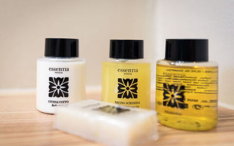 Trulli Itaka: Producto, Belleza, Amarillo, Agua, Propiedad Material, Botella