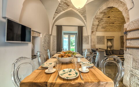 Trulli Itaka: Habitación, Mesa, Diseño De Interiores, Propiedad, Comedor, Restaurante, Amarillo, Arquitectura, Arco, Edificio