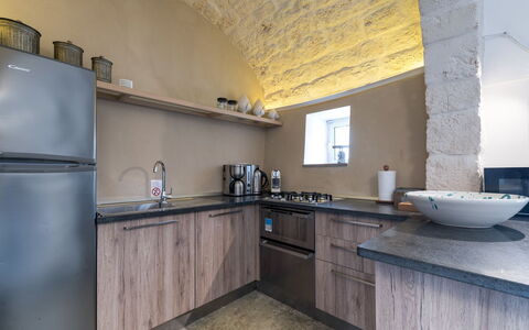 Trulli Itaka: Propiedad, Habitación, Mostrador, Cocina, Edificio, Diseño De Interiores, Mueble, Amarillo, Suelo, Gabinetes