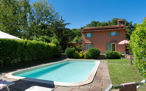 Villa Il Nido: Agua, Planta, Propiedad, Edificio, Cielo, Azur, Piscina, Árbol, Sombra, Ventana