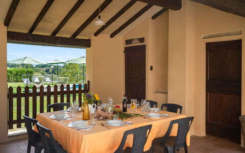 Villa La Collina: Mesa, Mueble, Propiedad, Vajilla, Edificio, Silla, Diseño De Interiores, Madera, Encendiendo, Manteles