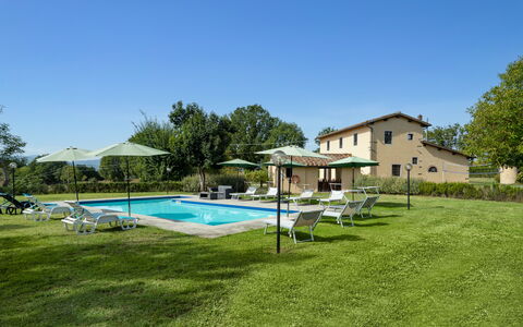 Villa La Collina: Cielo, Planta, Agua, Propiedad, Edificio, Árbol, Piscina, Ventana, Sombra, Mueble Para Exteriores