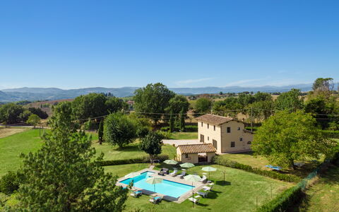 Villa La Collina: Cielo, Planta, Propiedad, Edificio, Árbol, Azur, Piscina, Paisaje Natural, El Terreno Del Lote, Barrio Residencial