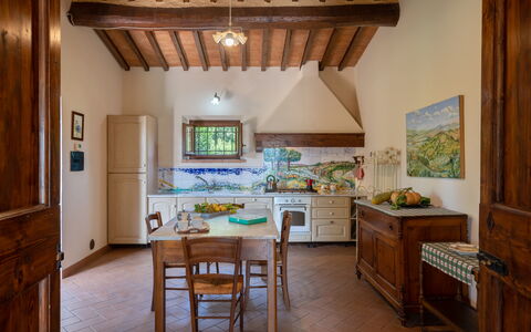 Villa La Collina: Gabinetes, Mesa, Mueble, Propiedad, Mostrador, Silla, Madera, Cocina, Diseño De Interiores, Cajón