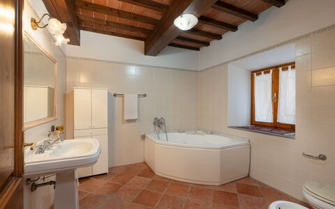 Casa Corella: Bañera, Arreglo De Tubería, Propiedad, Grifo, Baño, Espejo, Diseño De Interiores, Lavabo