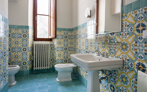 Villa Le Volte: Baño, Habitación, Loseta, Propiedad, Azul, Suelo, Diseño De Interiores, Pared, Cerámico, Arquitectura