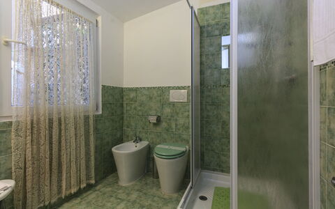 Diamonds & Rust: Baño, Verde, Propiedad, Habitación, Arquitectura, Bienes Raíces, Diseño De Interiores, Loseta, Barrio Residencial, Casa