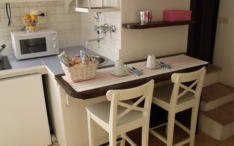 Studio Moremi': Mesa, Mueble, Mostrador, Producto, Gabinetes, Madera, Diseño De Interiores, Estufa De Cocina, Cocina, Suelo
