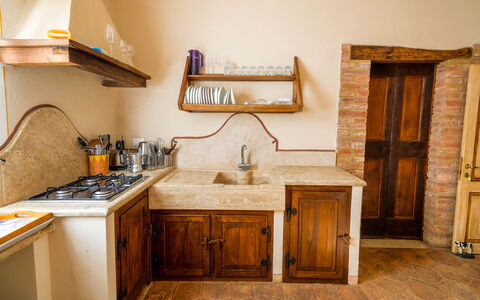 Agriturismo Il Molinello: Gabinetes, Mostrador, Mueble, Edificio, Cajón, Madera, Diseño De Interiores, Cocina, Puerta, Suelo