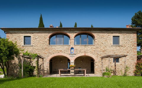 Villa Leopoldina: Cielo, Planta, Ventana, Árbol, Edificio, Hierba, Cabaña, Fachada, Barrio Residencial, Bienes Raíces