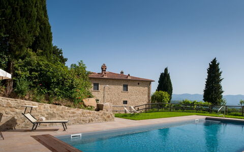 Villa Leopoldina: Agua, Cielo, Planta, Edificio, Propiedad, Árbol, Azur, Azul, Piscina, Ventana