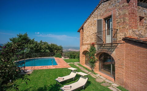 Villa Mandorlo: Planta, Propiedad, Cielo, Edificio, Ventana, Piscina, Agua, Árbol, Hierba, Barrio Residencial