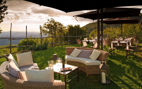 Villa Mandorlo: Planta, Mueble, Propiedad, Mesa, Comodidad, Sombra, Silla, Mueble Para Exteriores, Encendiendo, Nube