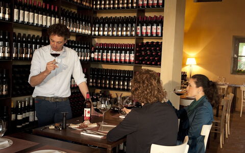 Villa Mandorlo: Mesa, Vajilla, Botella, Estante, Vino, Barware, Drinkware, Silla