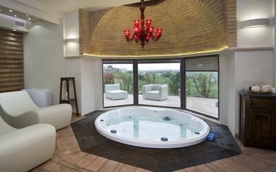 Poggio Di Montedoro: Bañera, Habitación, Propiedad, Diseño De Interiores, Baño, Jacuzzi, Edificio, Casa, Casa, Piscina