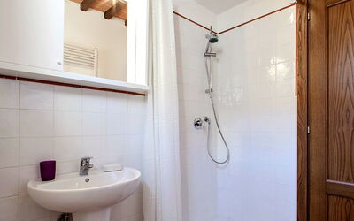 Gaiole Suites 6: Alcachofa De La Ducha, Arreglo De Tubería, Propiedad, Lavabo, Grifo, Espejo, Panel De Ducha, Baño, Producto, Ducha
