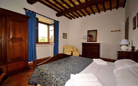 Rocche Di Valiano: Mueble, Cama, Habitación, Diseño De Interiores, Habitación, Piso, Sábana, Suelo, Casa, Marco De La Cama