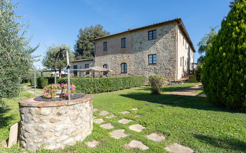 Rocche Di Valiano: Planta, Cielo, Propiedad, Edificio, Ventana, Árbol, Paisaje Natural, Casa, El Terreno Del Lote, Hierba