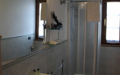 Appartamento Mimosa in Siena, Pool Use, Ac: Baño, Habitación, Propiedad, Casa, Diseño De Interiores, Edificio, Lavabo Del Baño, Arquitectura, Arreglo De Tubería, Lavabo