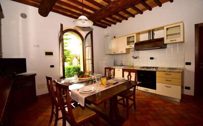 Appartamento Fiordaliso in Siena, Pool Use, Ac: Diseño De Interiores, Mueble, Piso, Comedor, Habitación, Mesa, Cocina Y Comedor Mesa, Techo, Puerta, Silla