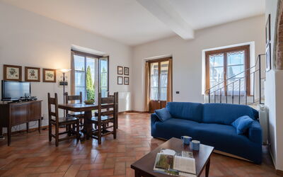 Appartamento Glicine in Siena, Pool Use, Ac: Mesa, Mueble, Propiedad, Sofá, Marco, Azur, Madera, Ventana, Diseño De Interiores, Sala