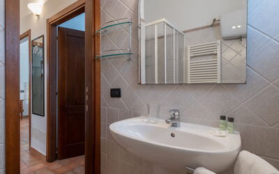 Appartamento Gelsomino in Siena, Pool Use, Ac: Espejo, Grifo, Arreglo De Tubería, Lavabo, Propiedad, Lavabo Del Baño, Edificio, Baño, Madera