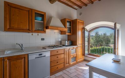 Appartamento Papavero in Siena, Pool Use, Ac: Gabinetes, Mostrador, Edificio, Mueble, Propiedad, Lavabo, Silla, Cajón, Cocina, Madera