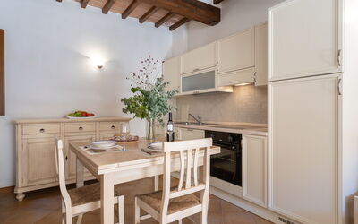 Gaiole Apartment 15: Mostrador, Gabinetes, Mueble, Mesa, Cocina, Madera, Diseño De Interiores, Piso, Suelo