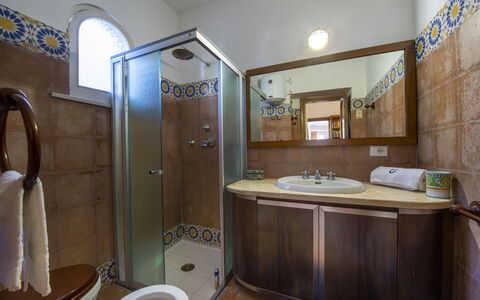 Villa Deli, In Positano, Sea View, Ac: Grifo, Arreglo De Tubería, Lavabo, Propiedad, Espejo, Lavabo Del Baño, Azul, Baño, Púrpura