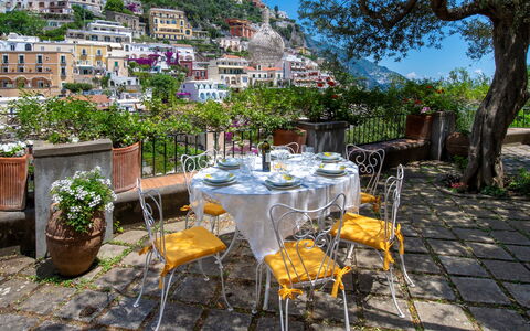 Villa Deli, In Positano, Sea View, Ac: Planta, Mesa, Mueble, Propiedad, Silla, Vajilla, Cielo, Mesa Al Aire Libre, Maceta, Mueble Para Exteriores