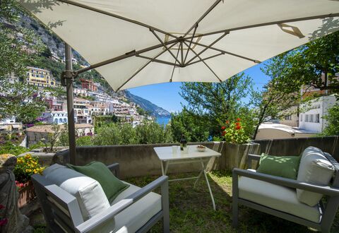 Villa Deli, In Positano, Sea View, Ac: Planta, Mueble, Propiedad, Mesa, Planta De La Comunidad, Maceta, Edificio, Sombra, Mueble Para Exteriores, Cielo