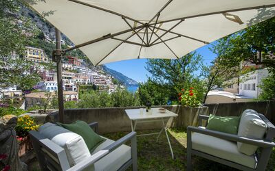 Villa Deli, In Positano, Sea View, Ac: Planta, Mueble, Propiedad, Mesa, Planta De La Comunidad, Maceta, Edificio, Sombra, Mueble Para Exteriores, Cielo
