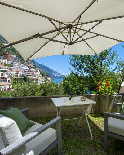 Villa Deli, In Positano, Sea View, Ac: Planta, Mueble, Propiedad, Mesa, Planta De La Comunidad, Maceta, Edificio, Sombra, Mueble Para Exteriores, Cielo
