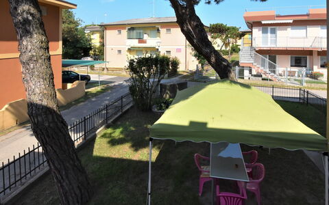 Rosolina Mare 500: Propiedad, Mesa, Árbol, Sombra, Hierba, Bienes Raíces, Mueble, Planta, Ocio, Casa