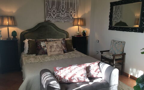 Villa Barbara: Verde, Habitación, Encendiendo, Diseño De Interiores, Cama, Propiedad, Casa, Pared, Mueble, Textil