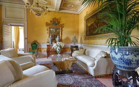 Villa de Ranieri: Sala, Habitación, Diseño De Interiores, Propiedad, Mueble, Edificio, Pared, Bienes Raíces, Techo, Casa