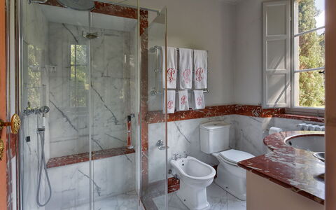 Villa de Ranieri: Baño, Habitación, Propiedad, Suelo, Casa, Loseta, Arreglo De Tubería, Diseño De Interiores, Arquitectura, Edificio