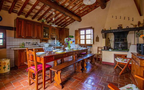 Collina dei Fiori: Mueble, Madera, Mesa, Casa, Casa, Diseño De Interiores, Cocina, Cocina Y Comedor Mesa, Silla, Habitación
