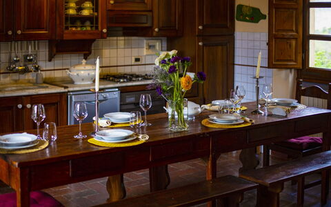 Collina dei Fiori: Mueble, Mesa, Vajilla, Madera, Diseño De Interiores, Comedor, Cocina Y Comedor Mesa, Encendiendo, Silla, Piso