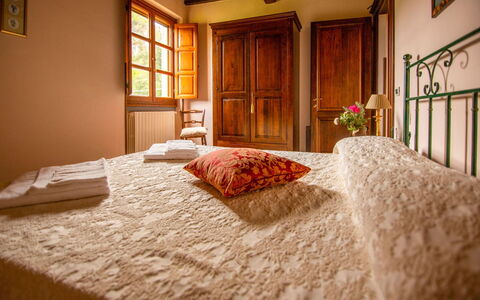 Collina dei Fiori: Pared, Diseño De Interiores, Habitación, Mueble, Madera, Cama, Sábana, Piso, Suelo, Lecho