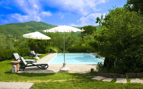Collina dei Fiori: Piscina, Colina, Mueble Para Exteriores, Cordillera, Ocio, Eco Hotel, Paraguas, Recurso, Jardín, Sombra