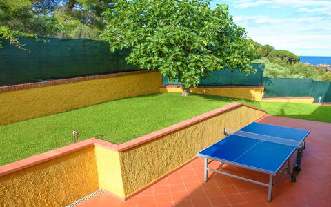 Villa Il Poggiolo Apartments - Diano Marina: Hierba, Propiedad, Mesa, Mueble, Árbol, Bienes Raíces, Planta, Habitación, Paisaje, Ocio