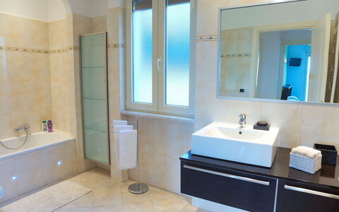 Villa Il Poggiolo Apartments - Diano Marina: Baño, Propiedad, Habitación, Loseta, Suelo, Diseño De Interiores, Mueble De Baño, Edificio, Grifo, Pared