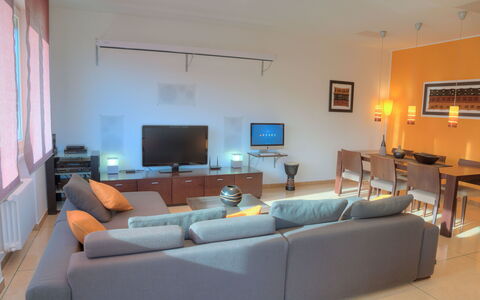 Villa Il Poggiolo Apartments - Diano Marina: Habitación, Propiedad, Mueble, Sala, Diseño De Interiores, Edificio, Suelo, Casa, Bienes Raíces, Pared